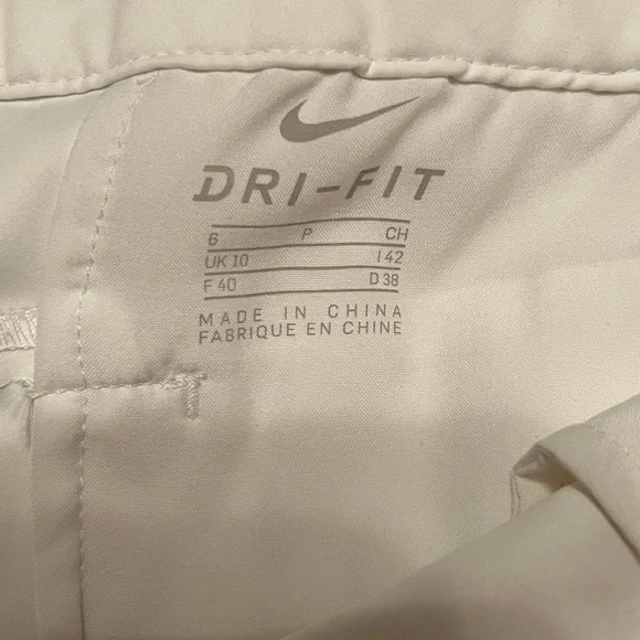 Nike dry fit women’s golf shorts - Picture 2 of 3